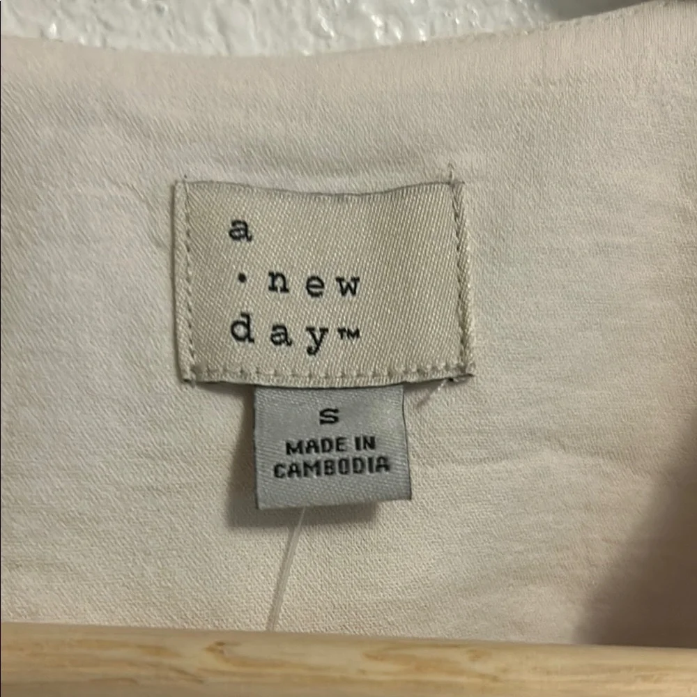 A New Day Cream Sleeveless Button Down Vest - Picture 3 of 6